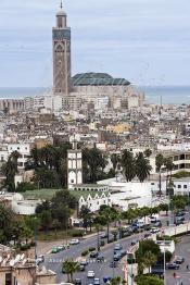 Image du Maroc Professionnelle de  Sur cette vue réalisée du restaurant panoramique de l'hôtel Anfa-Port on découvre cette vue donnant sur les mosquées au premier plan celle de Ould El Hamra la plus ancienne de  Casablanca située sur le Boulevard des Almohades et au fond au bord de l’océan la mosquée Hassan II, doté du plus haut minaret du monde, Samedi 11 Avril 2009. (Photo / Abdeljalil Bounhar)

